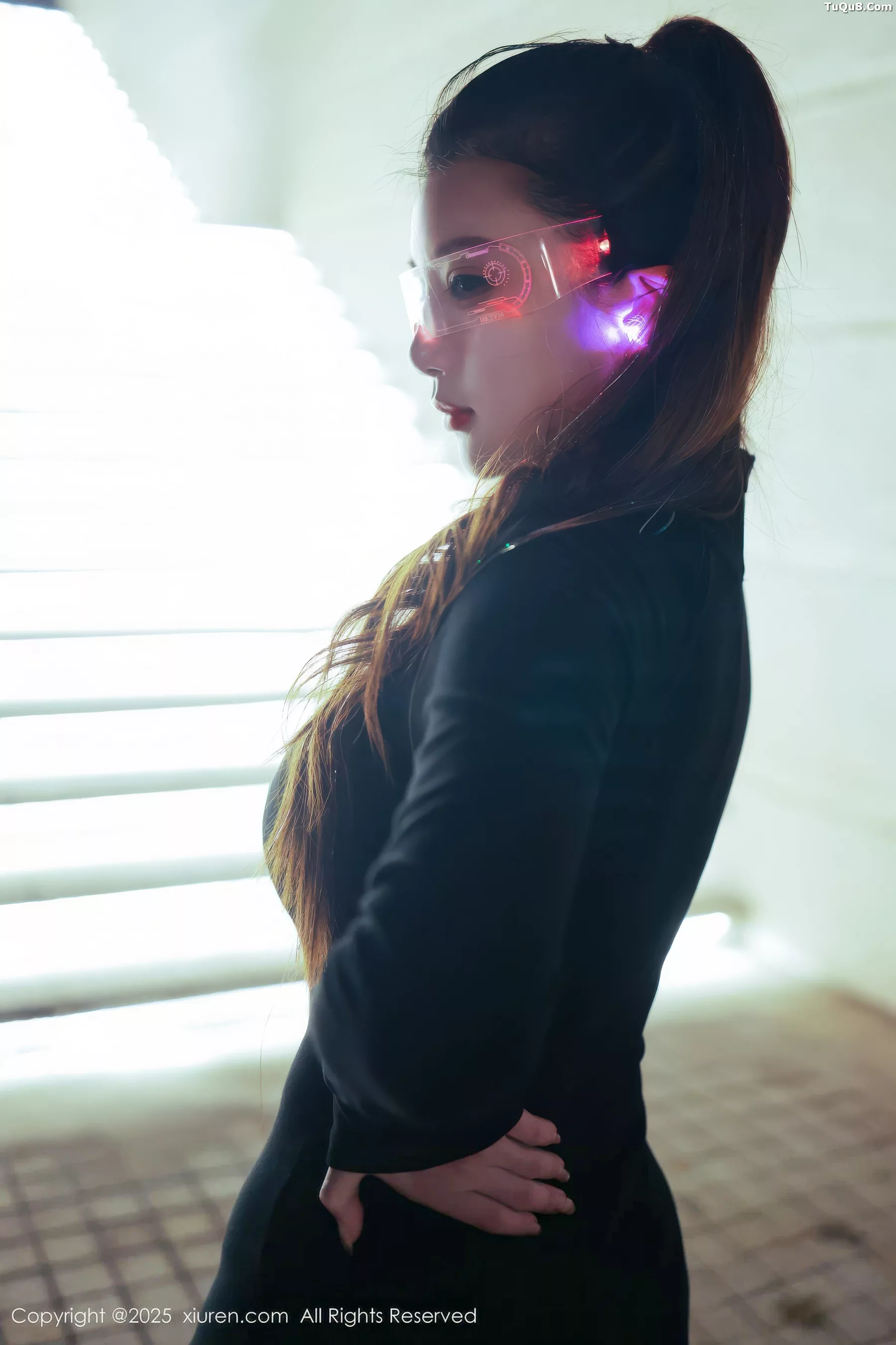 秀人集.com_[XiuRen秀人网]No.10936_模特小肉肉咪性感黑色连衣短裙配超薄黑丝秀凹凸身材诱惑写真77P