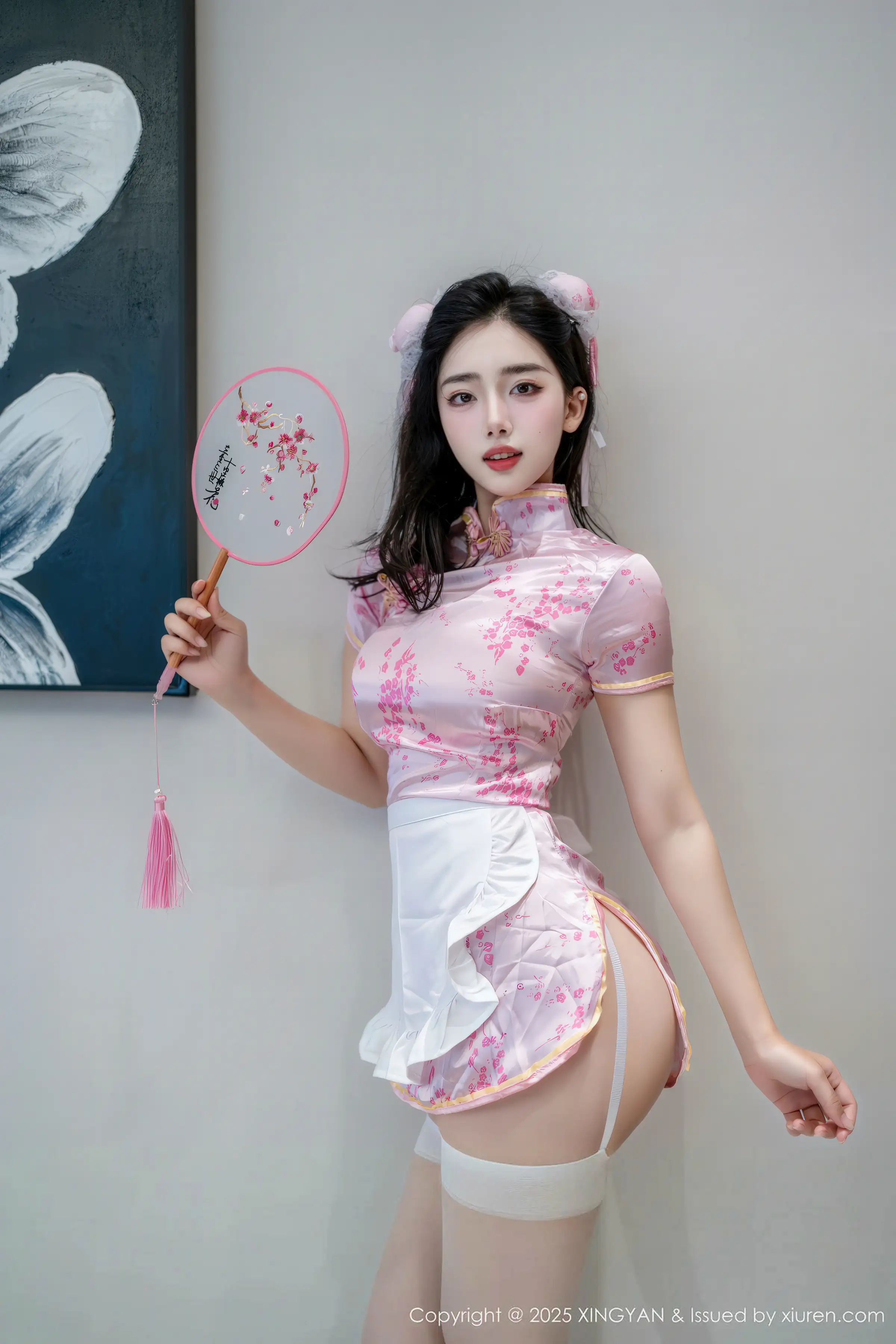 秀人集.com_[XINGYAN星颜社]VOL.445_模特阮福福性感粉色旗袍服饰配白色丝袜秀完美身材诱惑写真78P