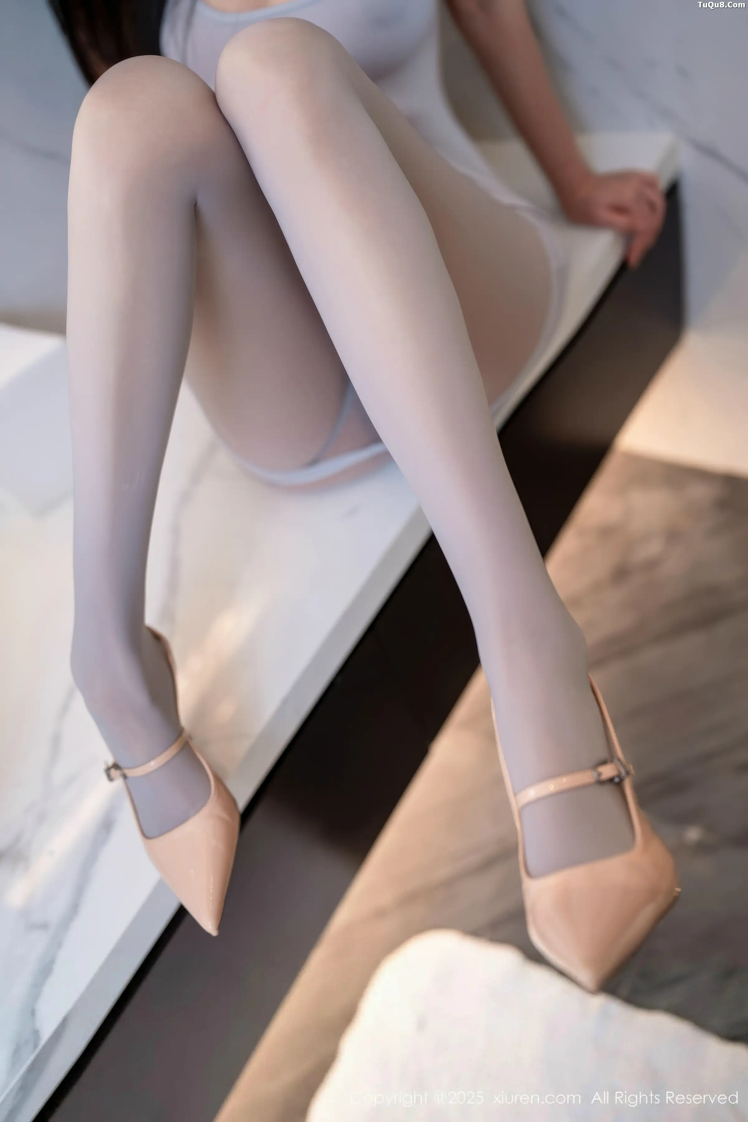 秀人集.com_[XiuRen秀人网]No.11174_模特shelly诗莉性感浅色连衣短裙配灰色丝袜秀曼妙身姿诱惑写真75P