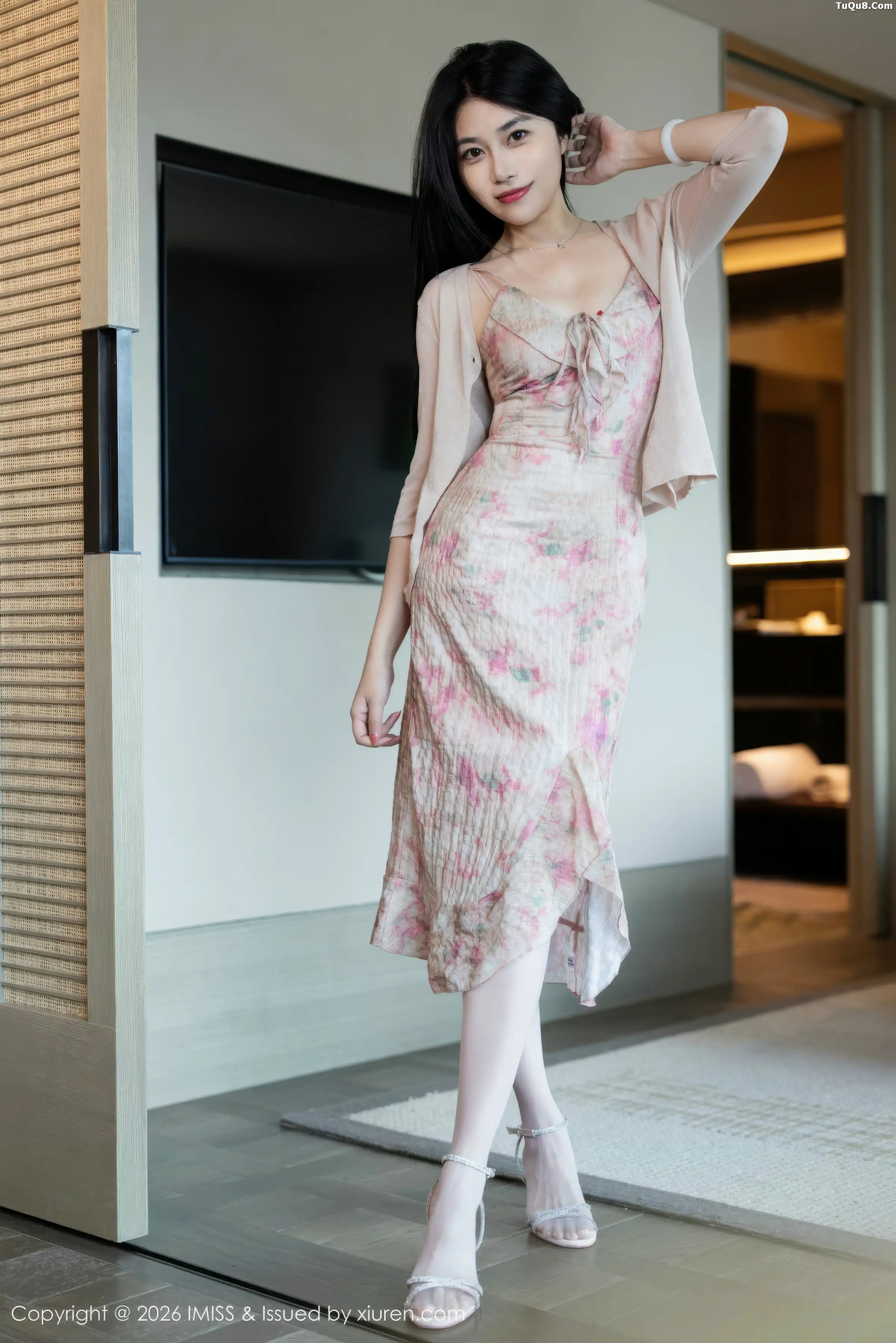 秀人集.com_[IMISS爱蜜社]Vol.804_女神许诺Sabrina性感花色短裙配粉丝吊袜秀完美身材诱惑写真55P