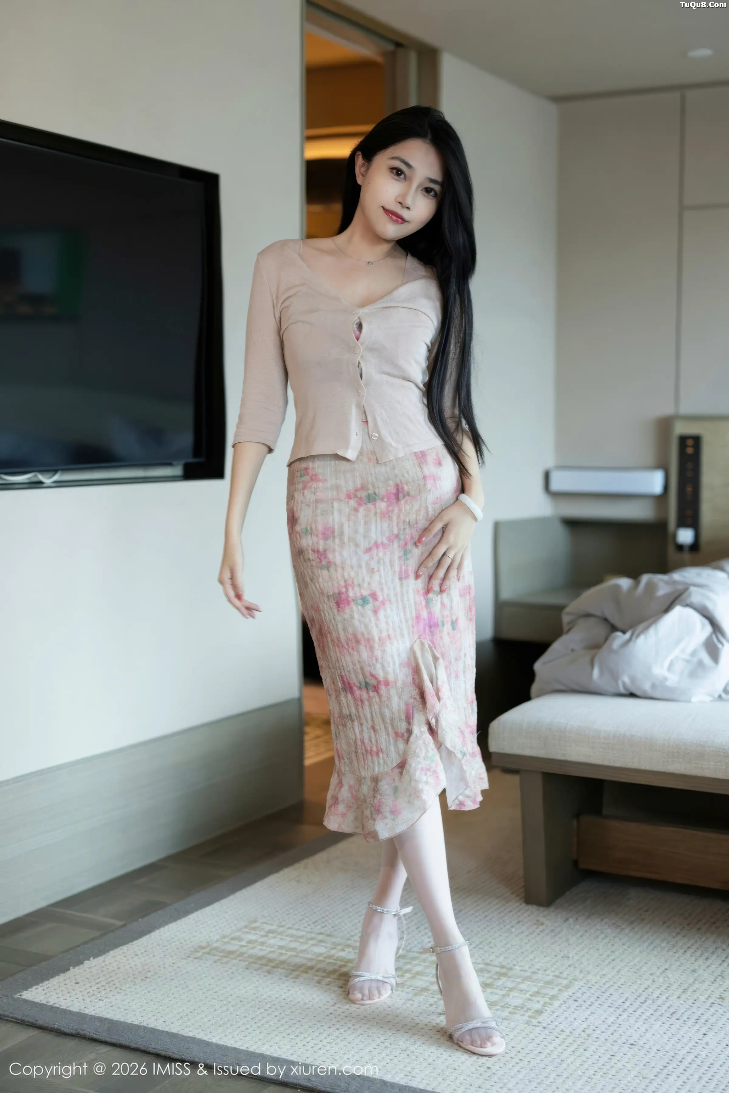 秀人集.com_[IMISS爱蜜社]Vol.804_女神许诺Sabrina性感花色短裙配粉丝吊袜秀完美身材诱惑写真55P